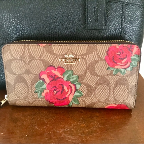 ⚠️LAST ONE⚠️Coach large floral zip wallet - Picture 2 of 5